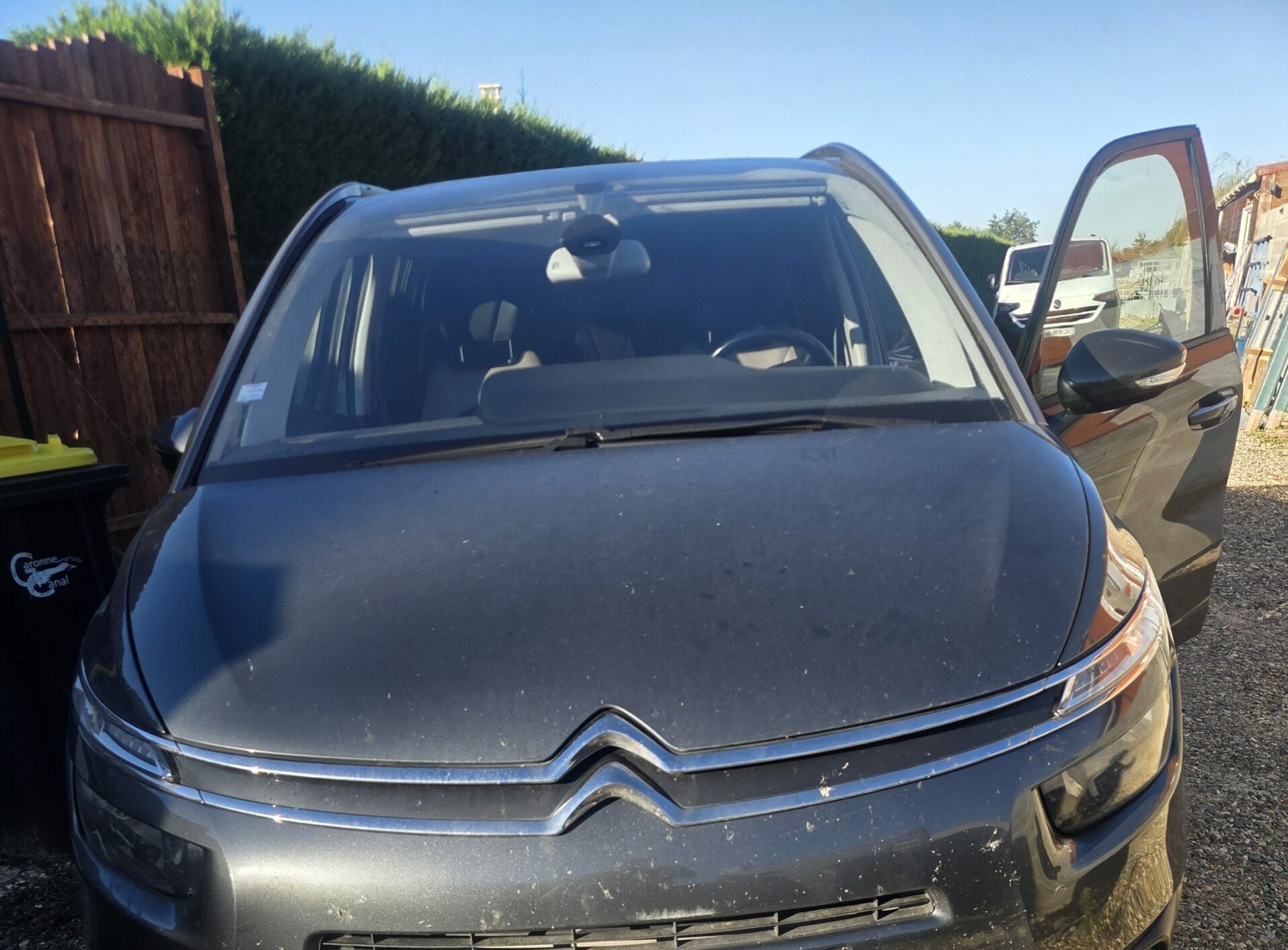 Citroën grise légèrement sale devanture atelier express sur gravier en plein air dans le Tarn-et-Garonne