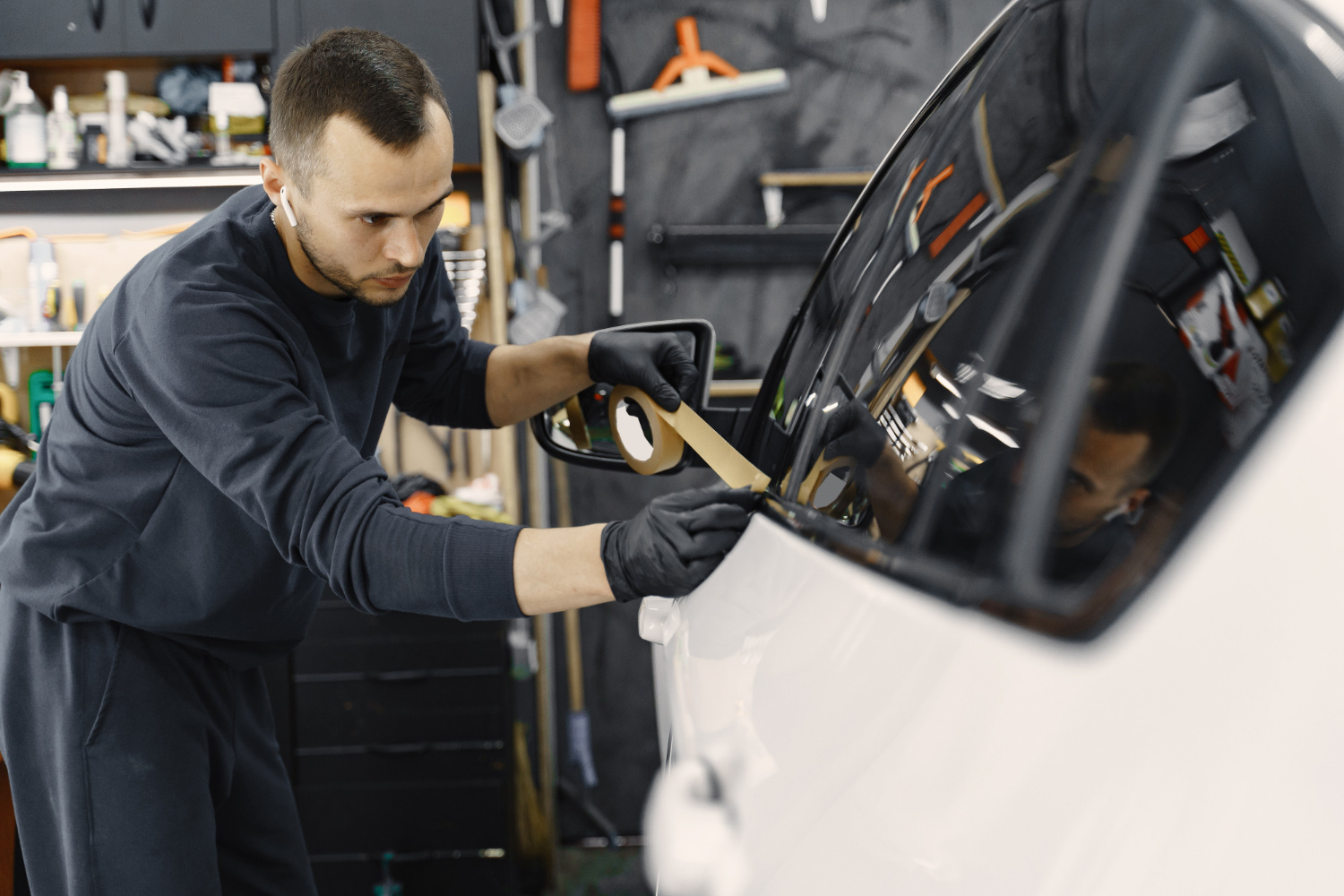 Préparation pare-brise voiture chez express, masquage avant peinture dans un atelier pro en Tarn-et-Garonne