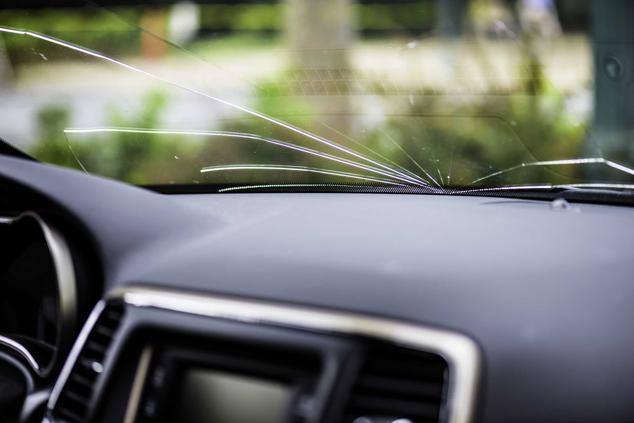 Pare-brise fissuré nécessitant réparation express en Tarn-et-Garonne, impact dangereux sur la visibilité du conducteur