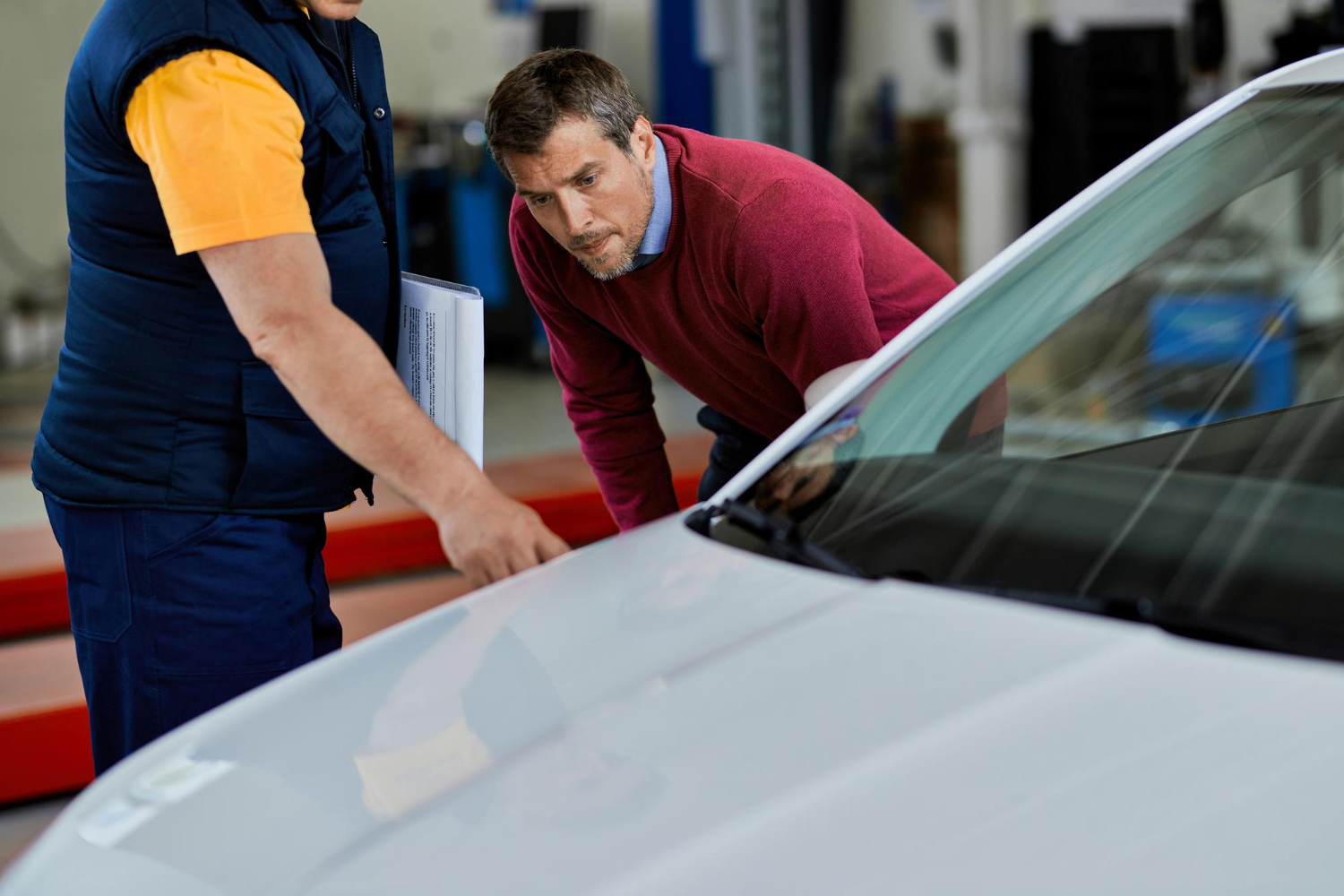 Techniciens express inspectant une carrosserie de voiture dans un atelier du Tarn-et-Garonne