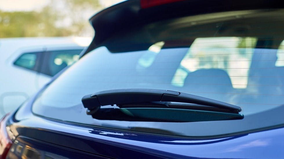 Lunette arrière avec essuie-glace propre sur voiture bleu foncé chez express en Tarn-et-Garonne