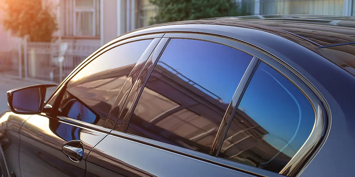 Carrosserie noire brillante avec vitres teintées chez express, véhicule moderne dans le Tarn-et-Garonne