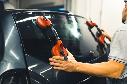 Remplacement de vitre arrière voiture par express dans un atelier pro en Tarn-et-Garonne