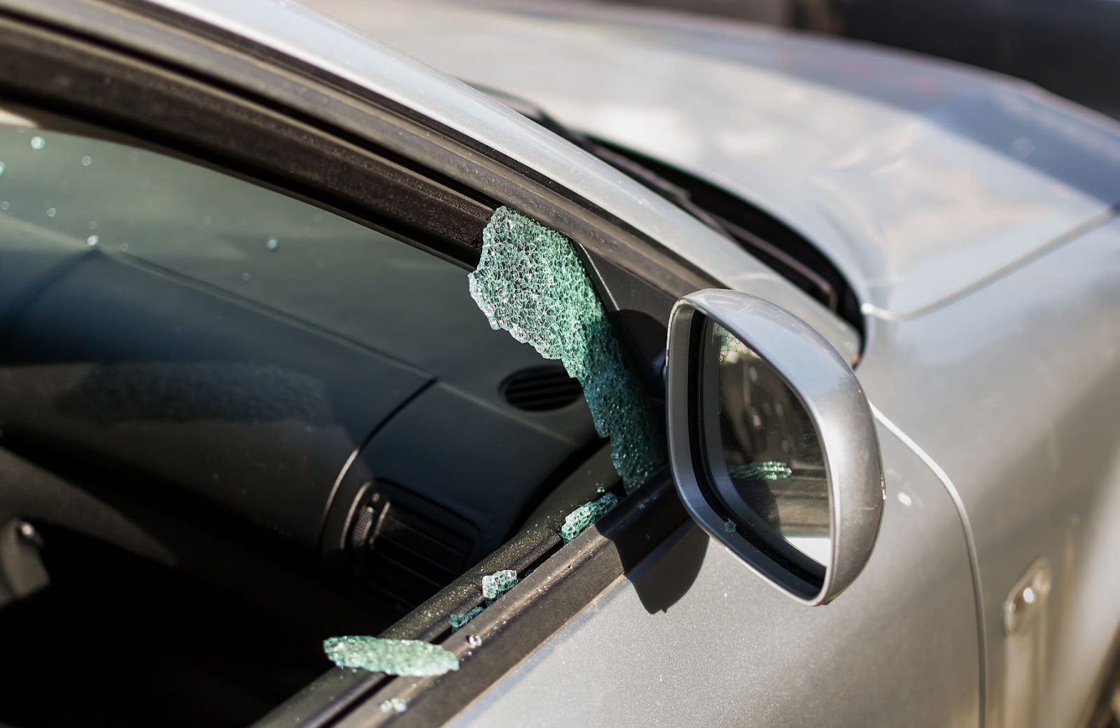Vitre latérale brisée sur voiture, intervention express pare-brise en Tarn-et-Garonne